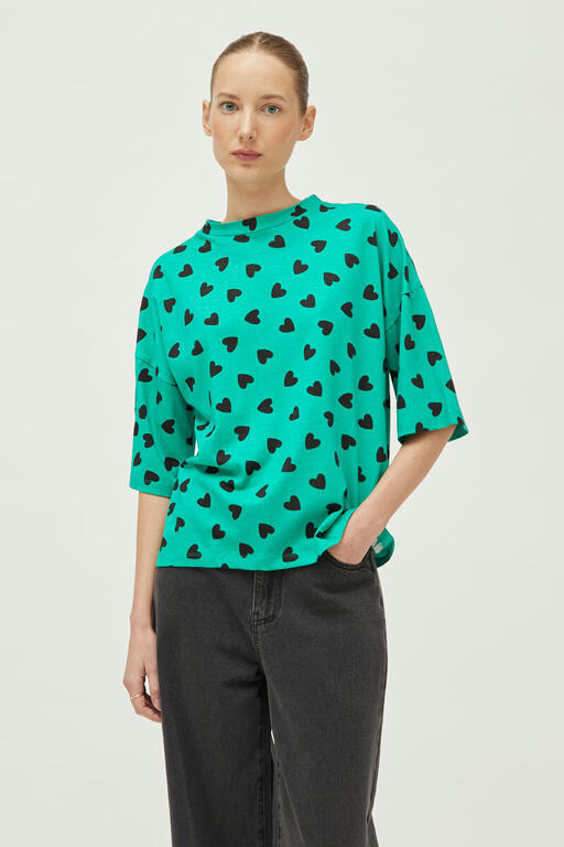 T-SHIRT VERDE CON CUORI