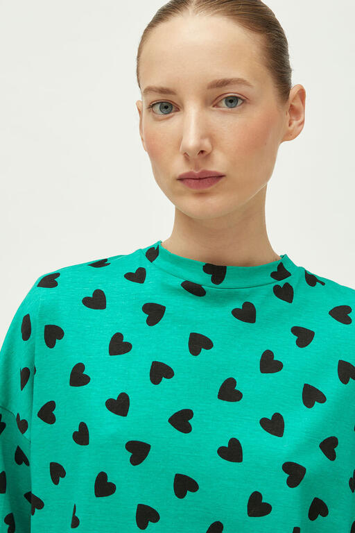 T-SHIRT VERDE CON CUORI