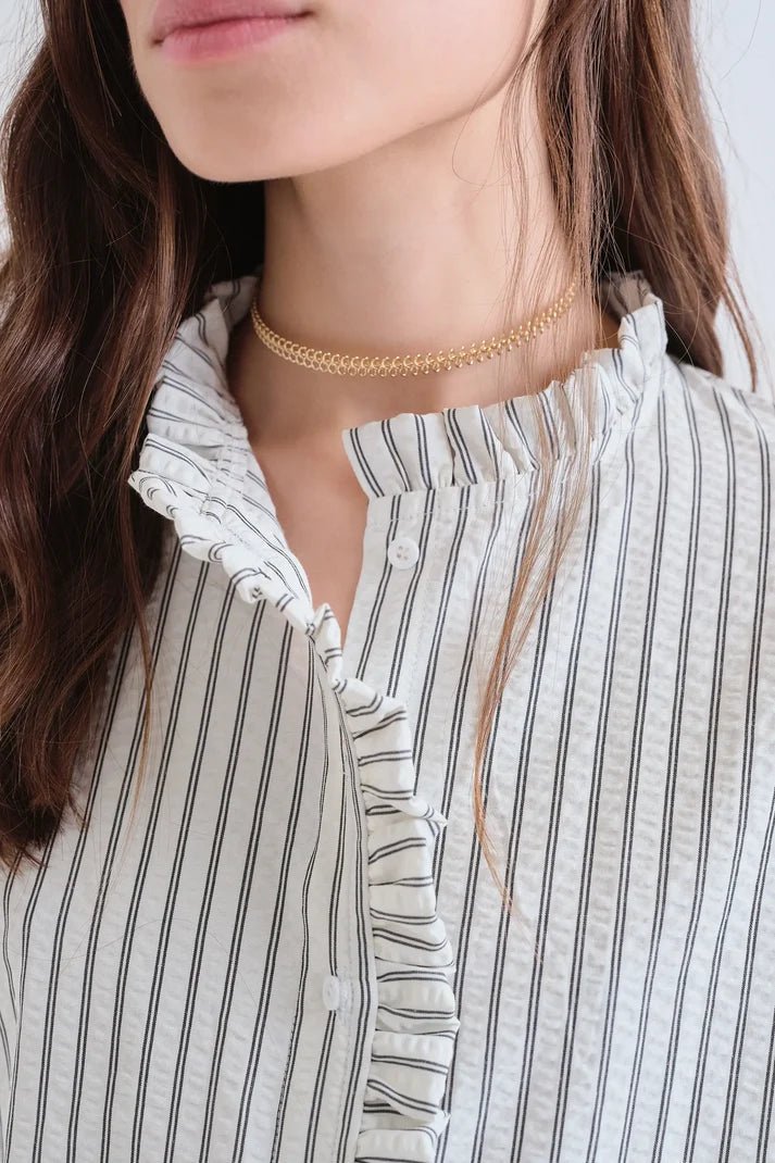 CAMICIA A RIGHE NERE CON DETTAGLIO VOLANT
