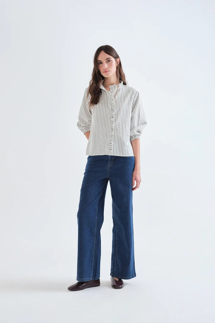 CAMICIA A RIGHE NERE CON DETTAGLIO VOLANT