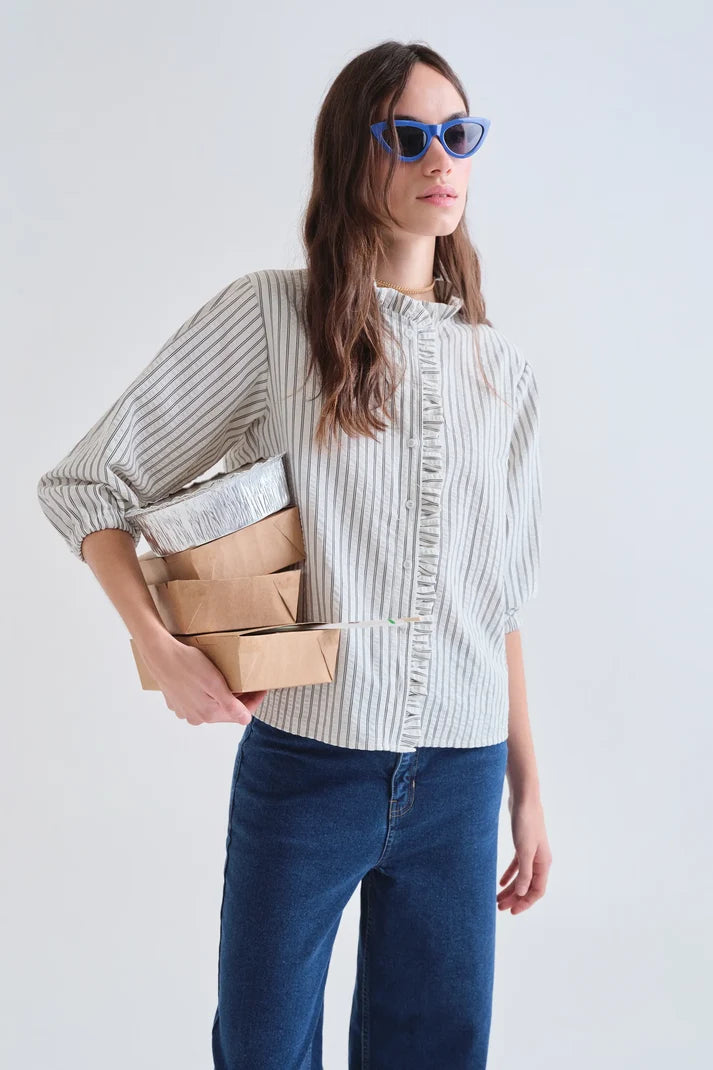 CAMICIA A RIGHE NERE CON DETTAGLIO VOLANT