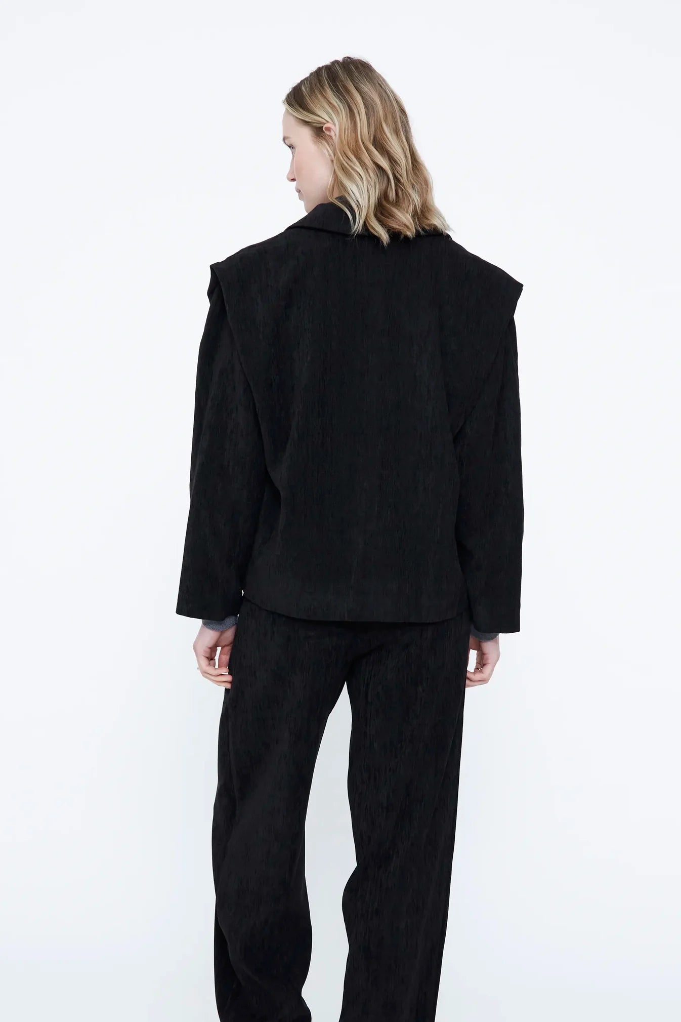 BLAZER NERO IN VELLUTO CON SPALLINE