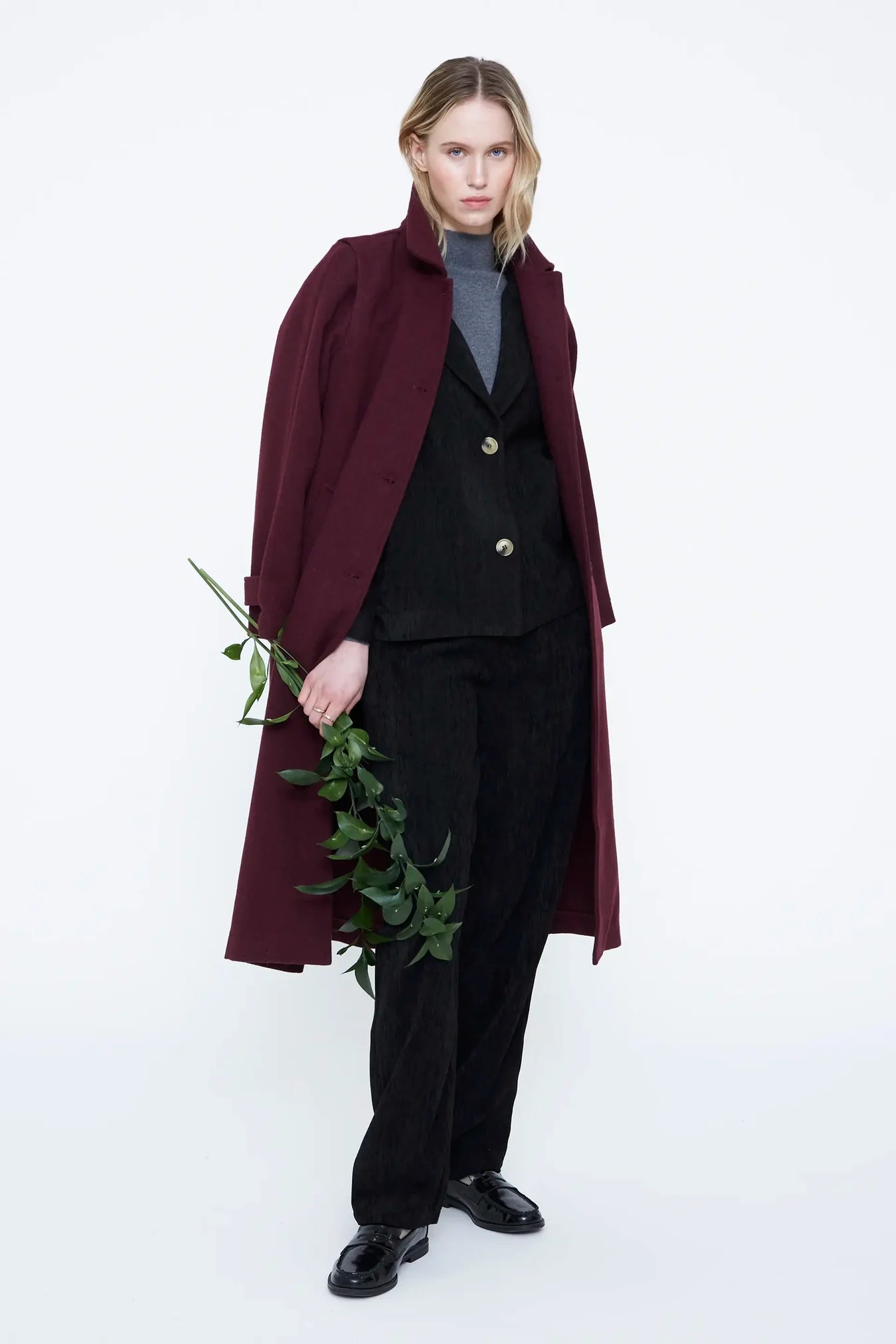 BLAZER NERO IN VELLUTO CON SPALLINE