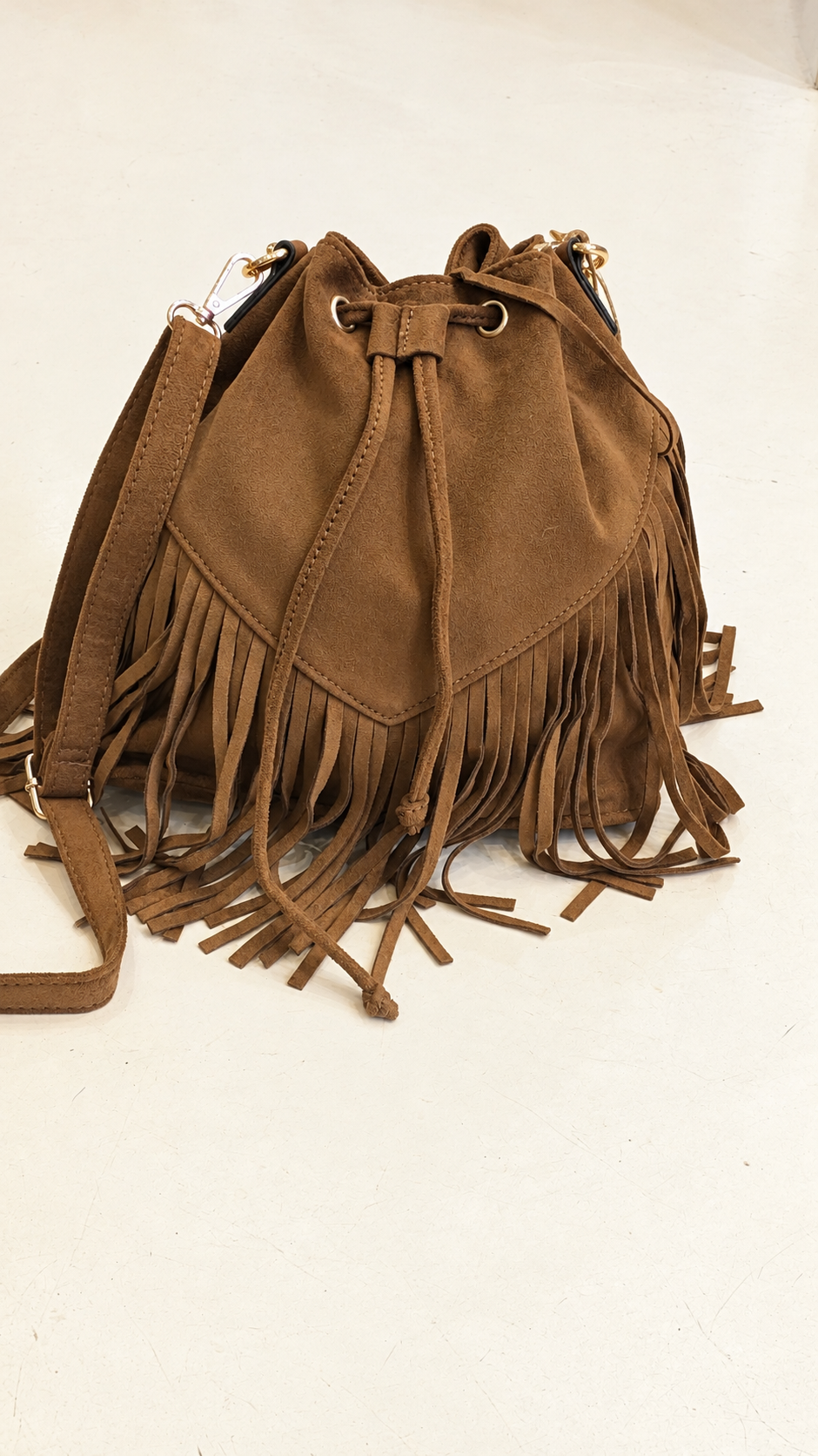 Borsa a secchiello con frange effetto scamosciato color cuoio