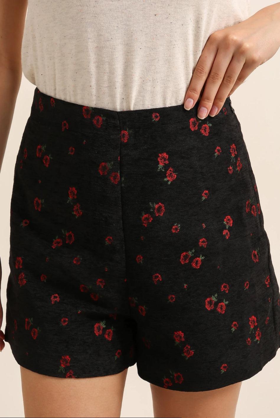 SHORTS CON FIORI ROSSI