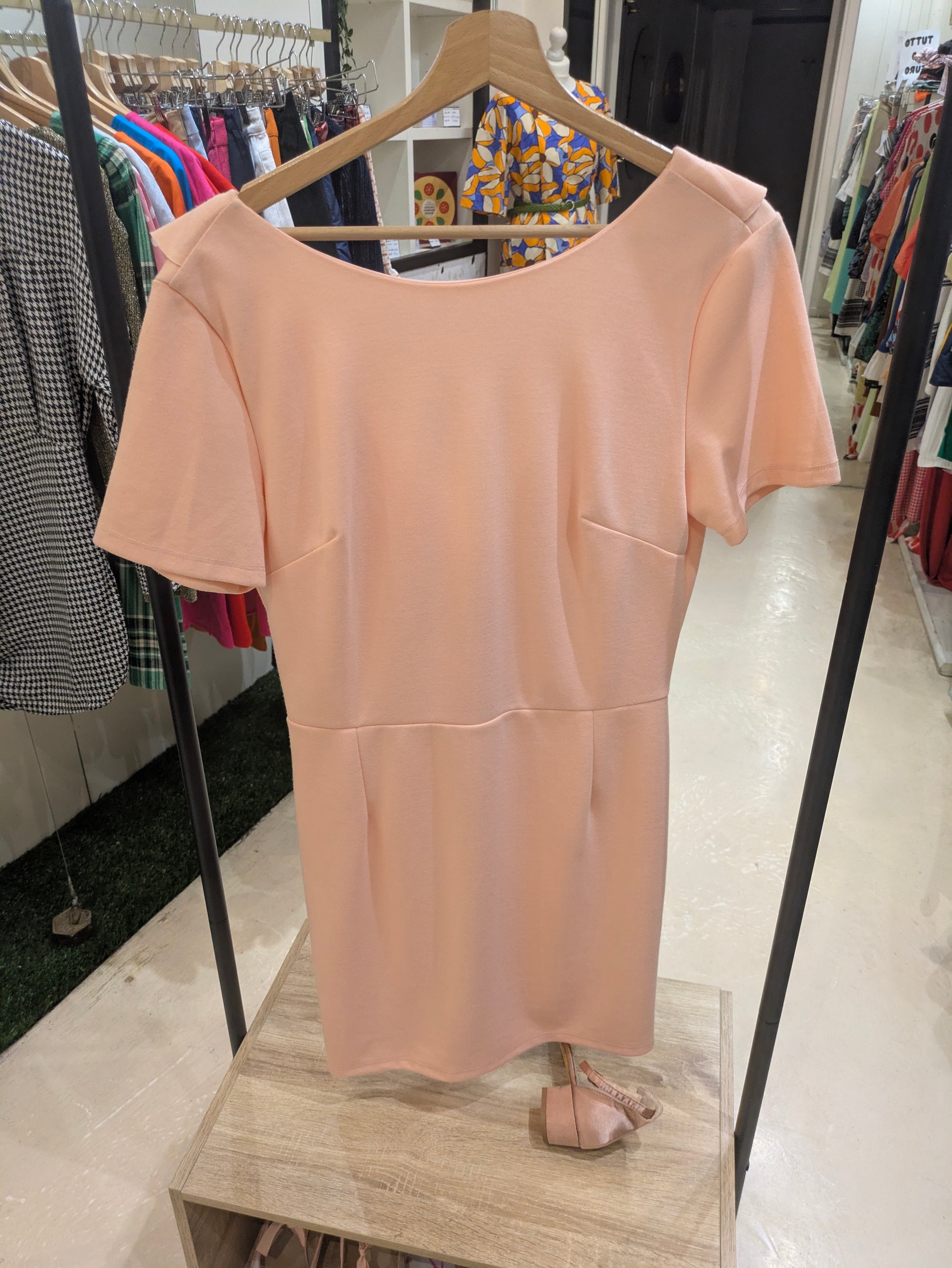 ABITO CORTO ROSA CIPRIA CON SCOLLO A BARCA