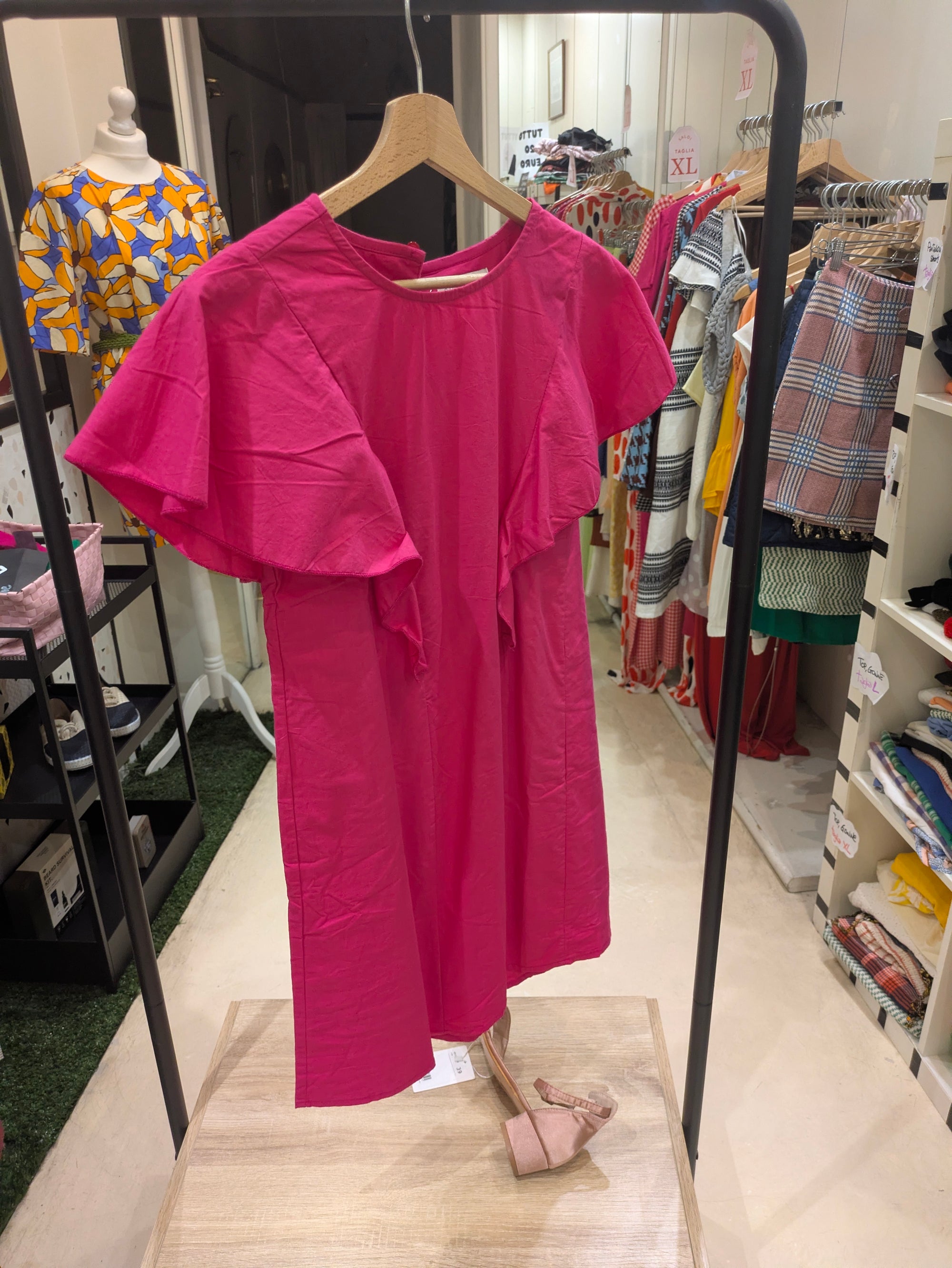 ABITO CORTO FUCSIA CON VOLANT