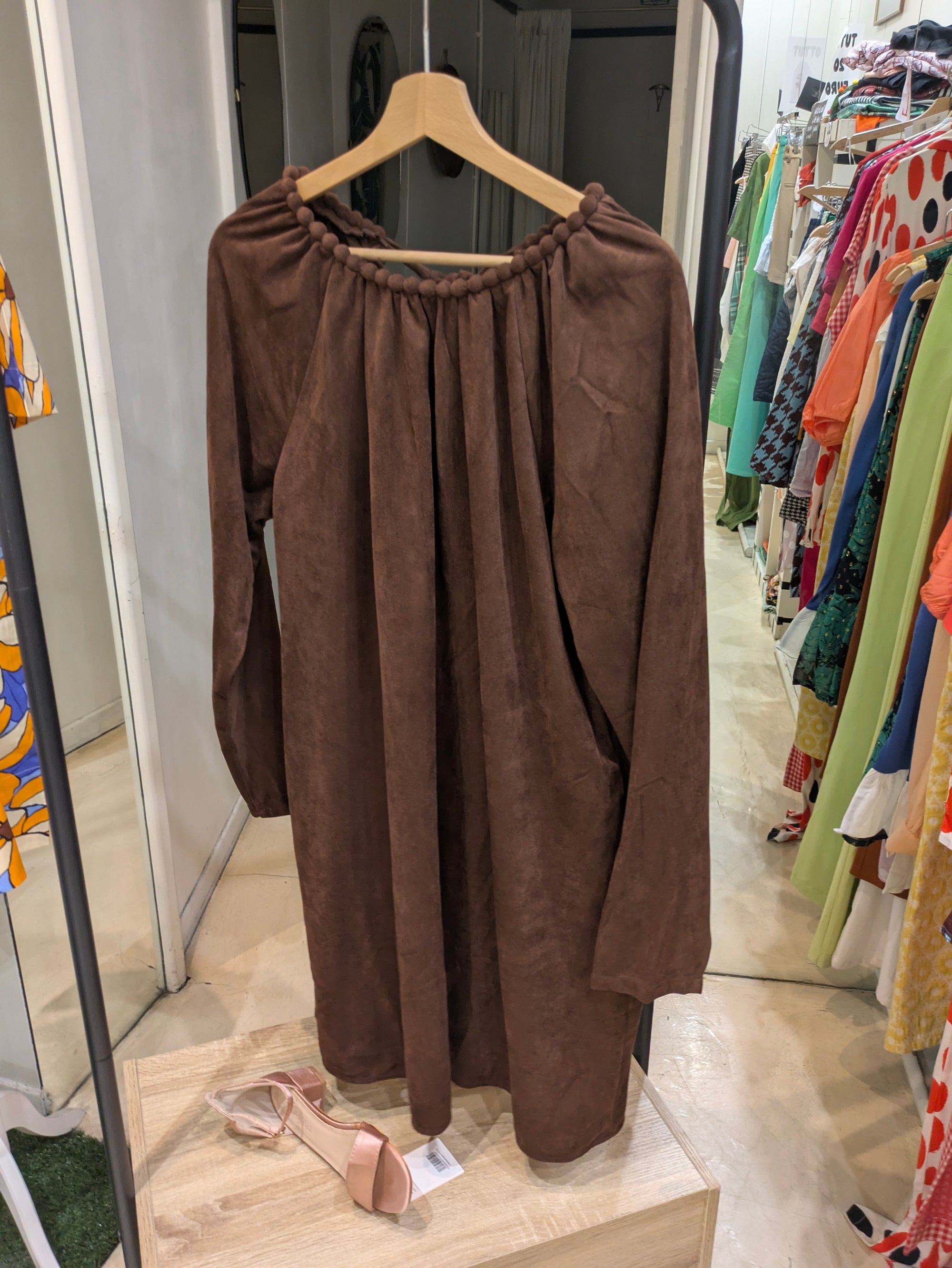 ABITO MARRONE EFFETTO CAMOSCIO