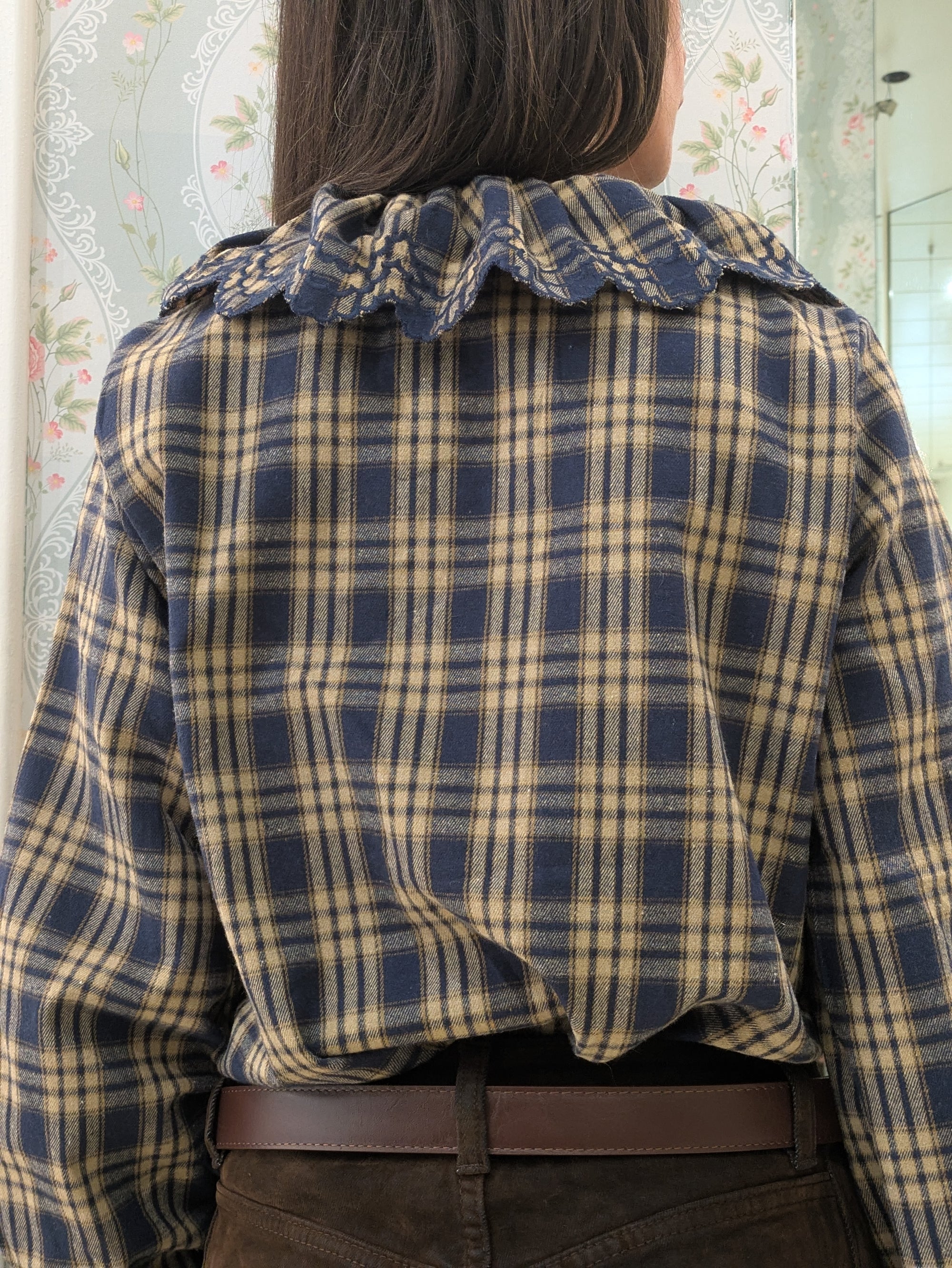 CAMICIA A QUADRI BLU E BEIGE CON COLLETTO IN PIZZO