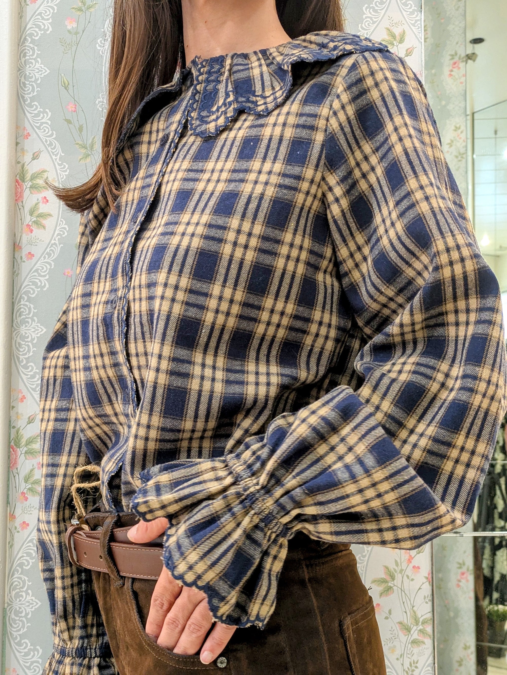 CAMICIA A QUADRI BLU E BEIGE CON COLLETTO IN PIZZO
