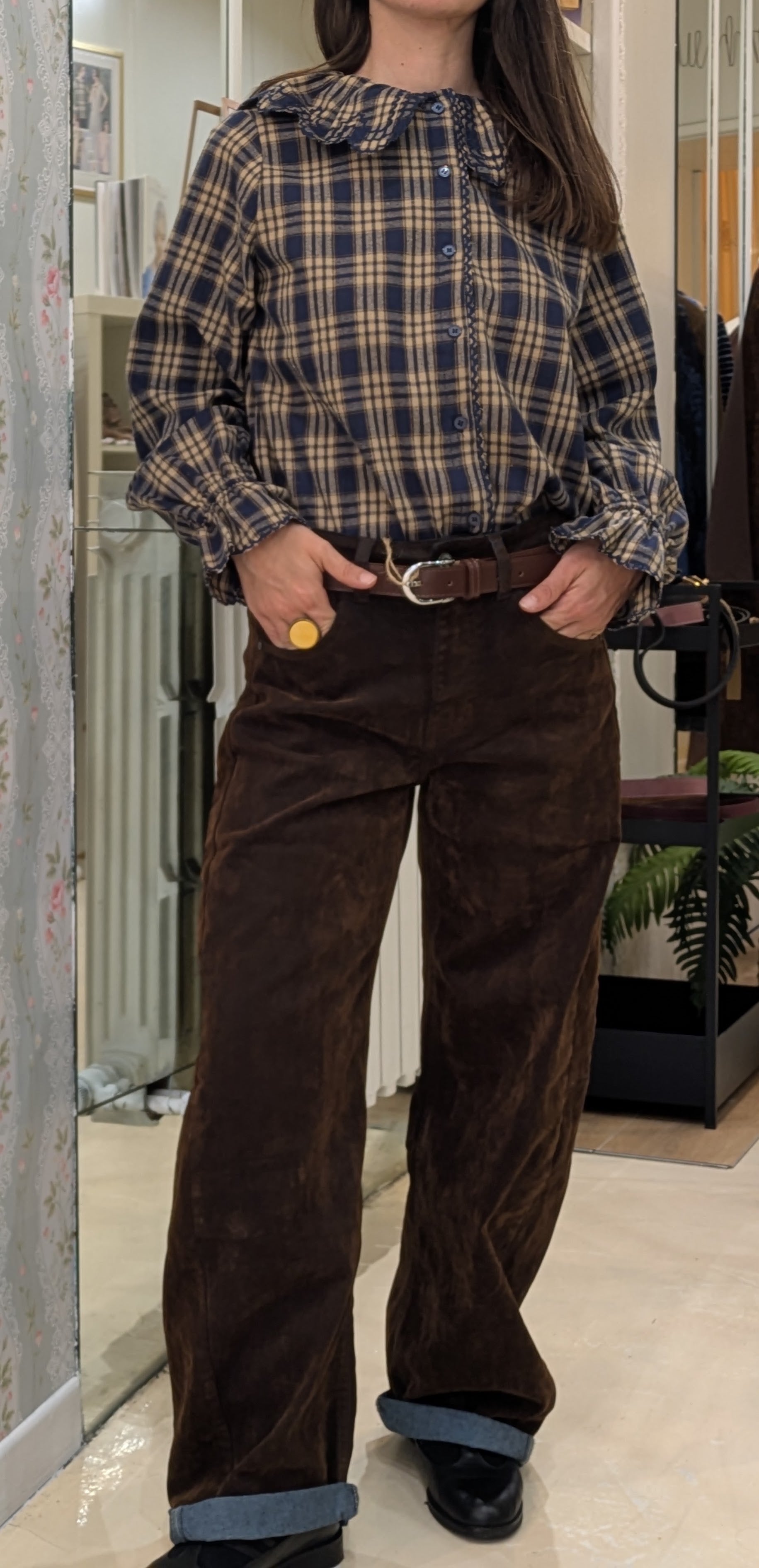 PANTALONI MARRONI IN VELLUTO A VITA ALTA E GAMBA AMPIA