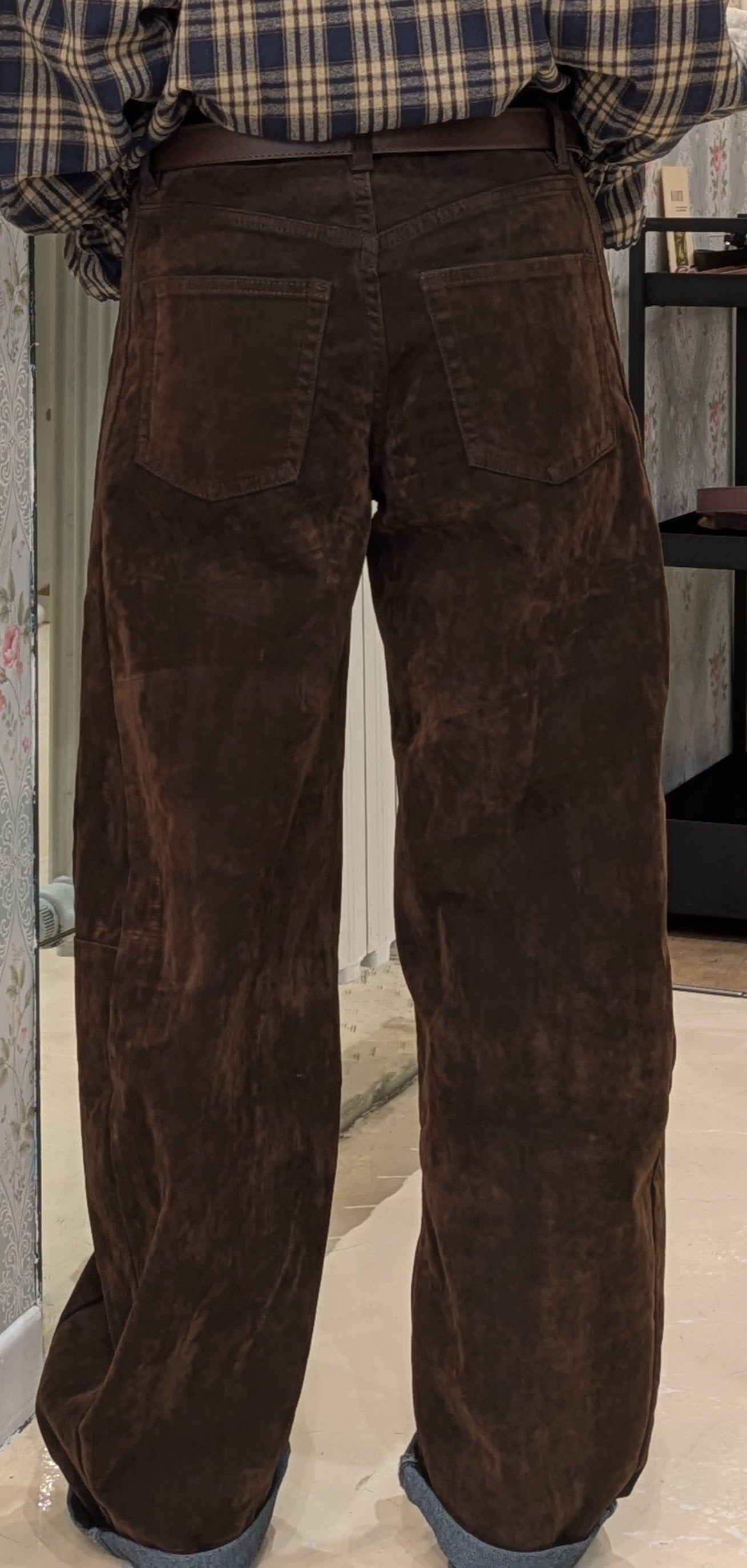 PANTALONI MARRONI IN VELLUTO A VITA ALTA E GAMBA AMPIA