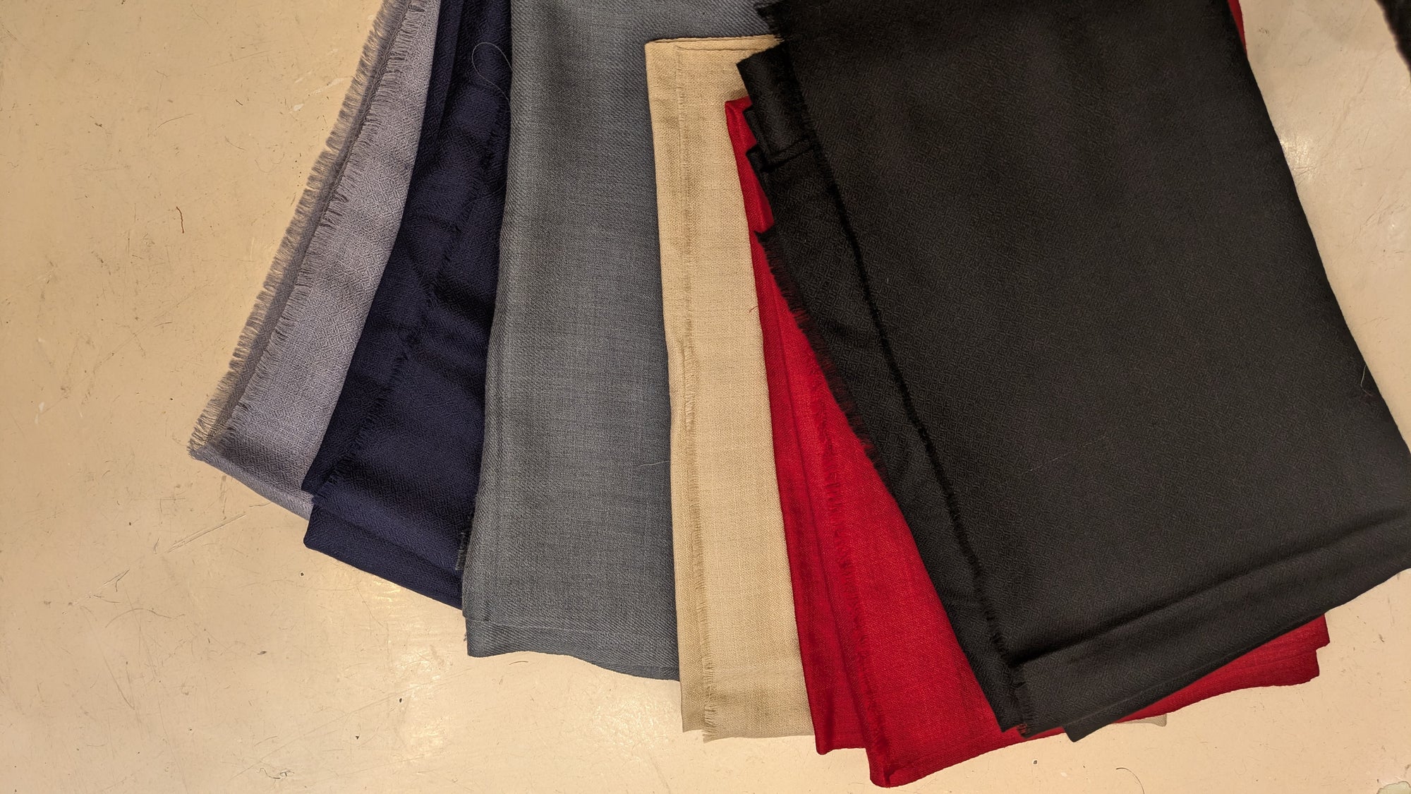 Sciarpe tinta unita in cashmere in diverse tonalità