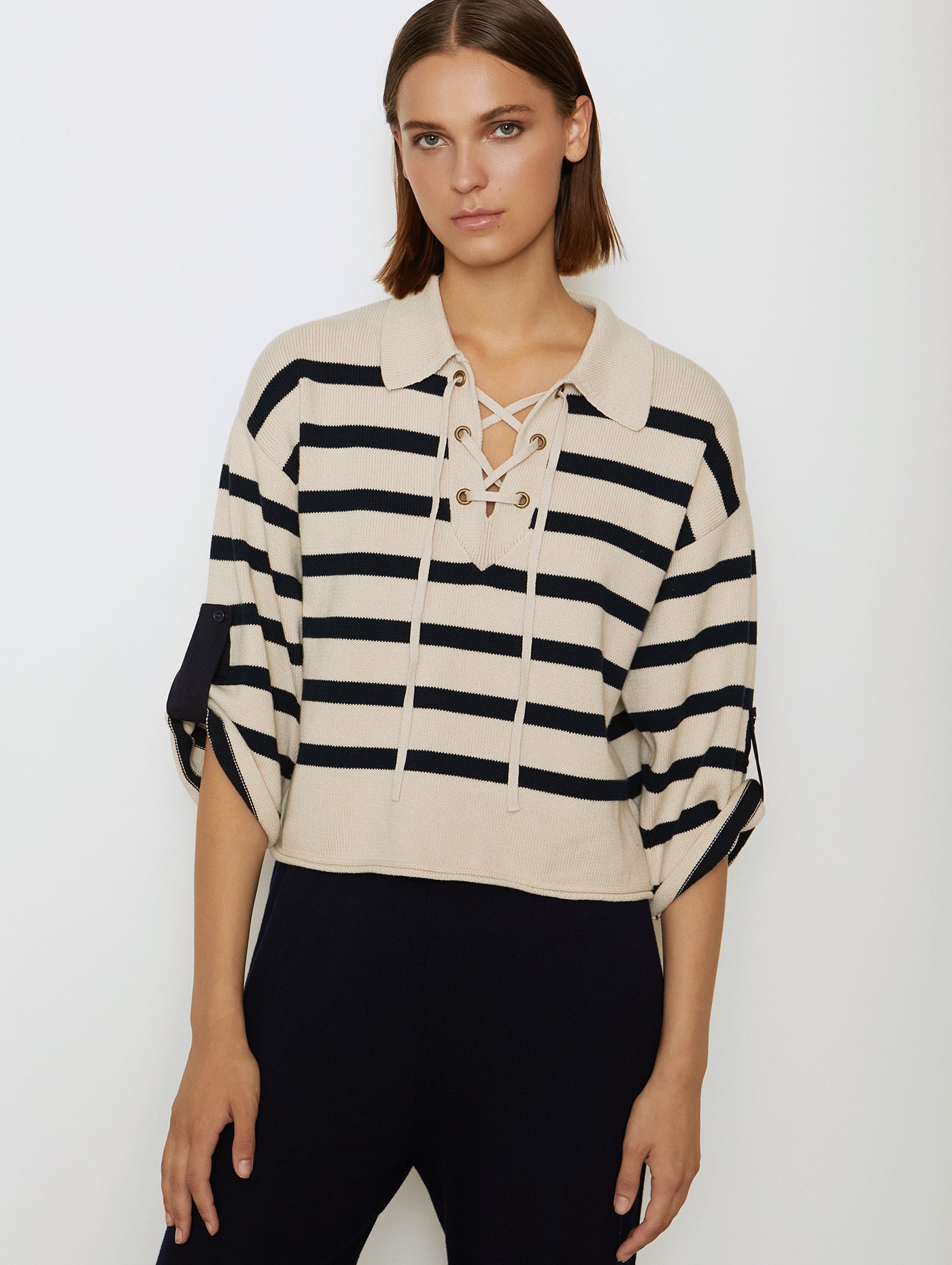 MAGLIA A RIGHE NAVY CON LACCI