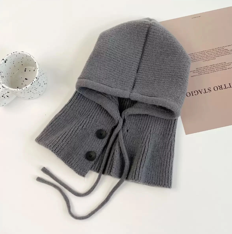 Collo con cappuccio in maglia a coste e bottoni