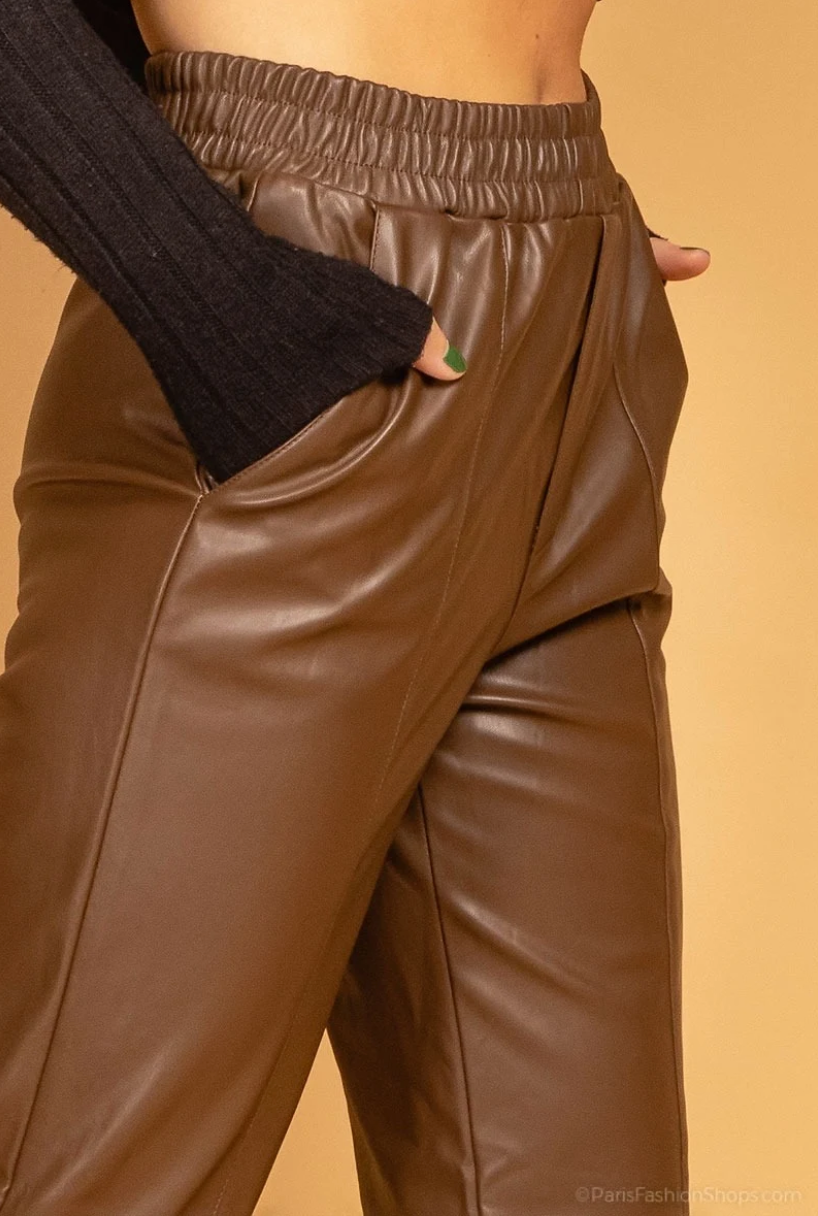 Pantaloni in similpelle con vita elasticizzata
