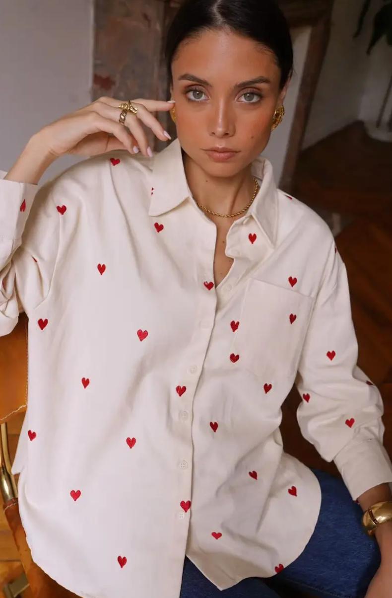 CAMICIA AVORIO CON CUORI ROSSI