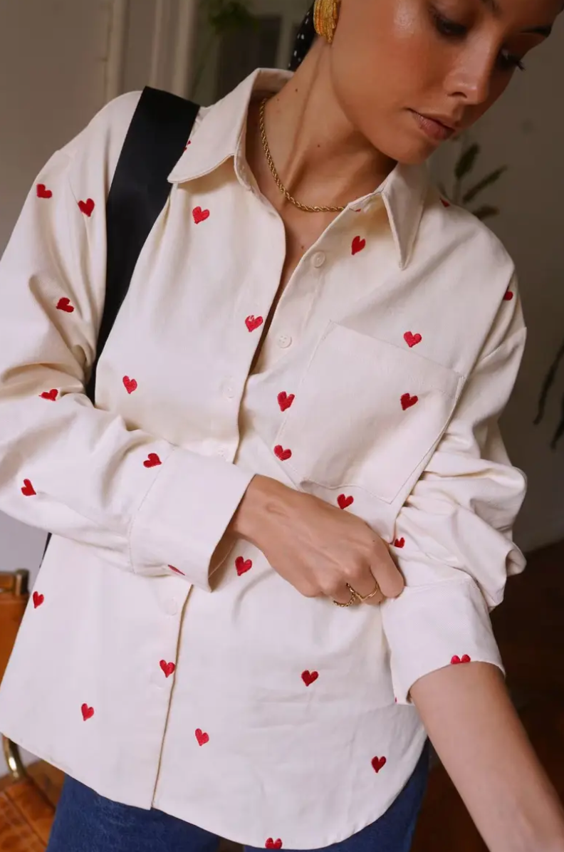 CAMICIA AVORIO CON CUORI ROSSI