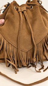 Borsa color cuoio con frange, finitura effetto scamosciato e chiusura con laccetto