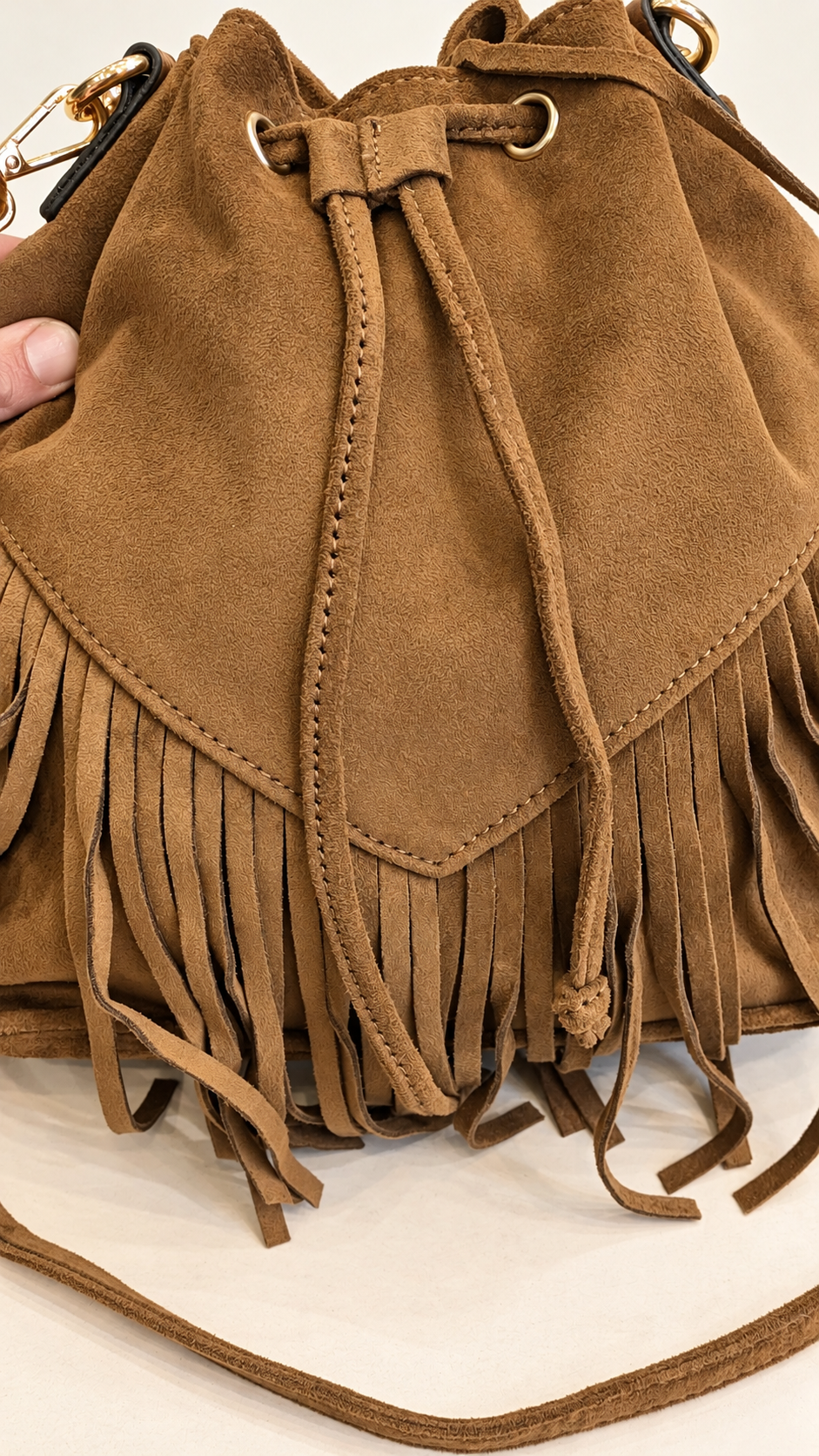 Borsa color cuoio con frange, finitura effetto scamosciato e chiusura con laccetto