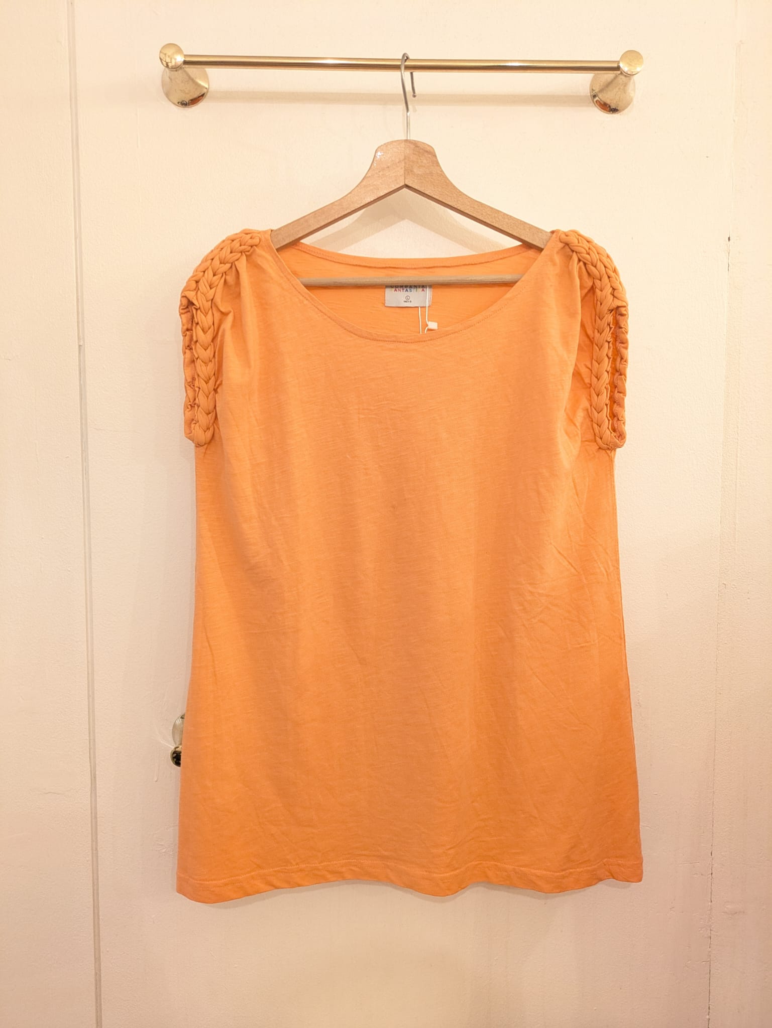 MAGLIA ARANCIO CON SPALLINE INTRECCIATE