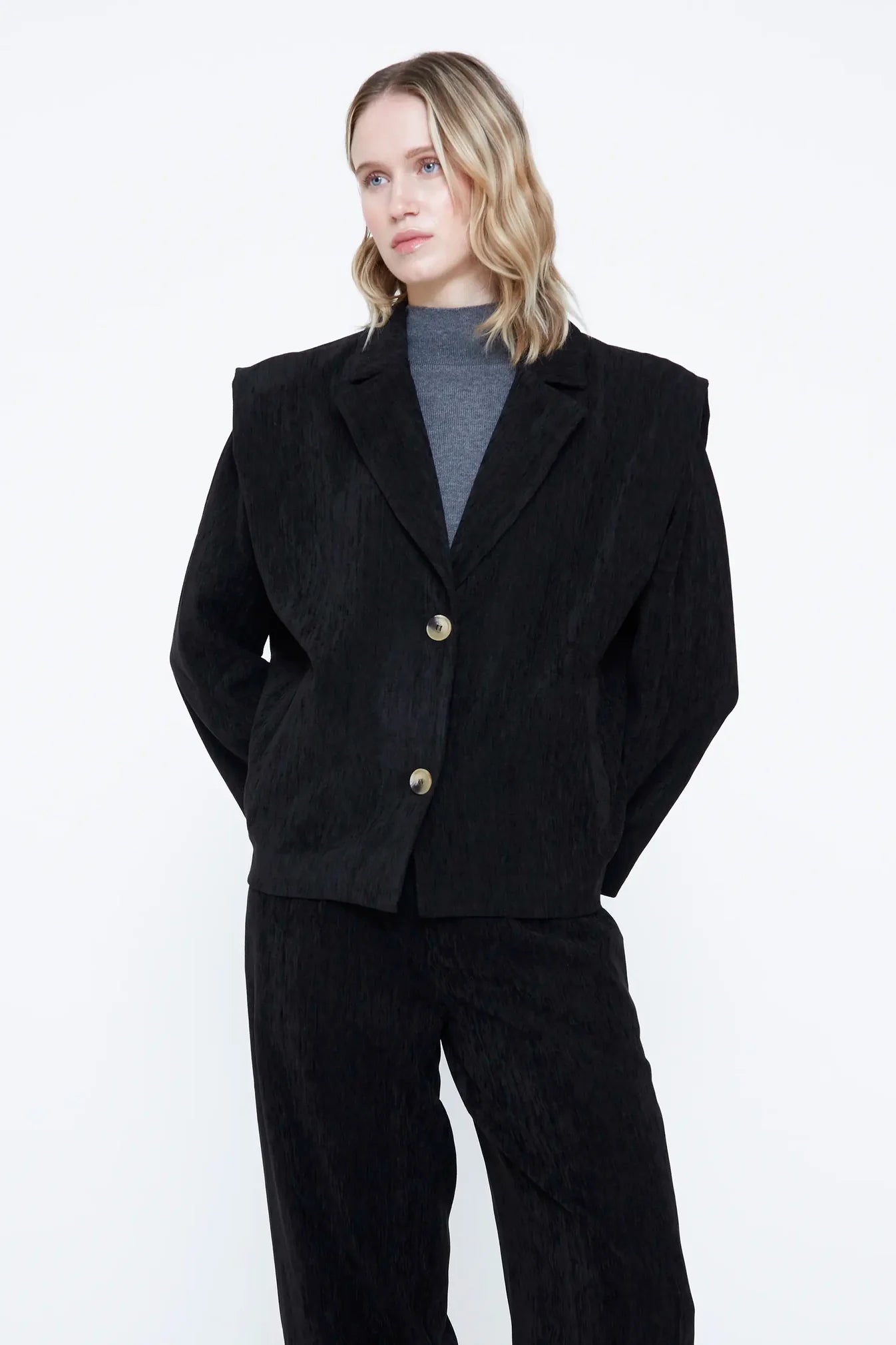 BLAZER NERO IN VELLUTO CON SPALLINE