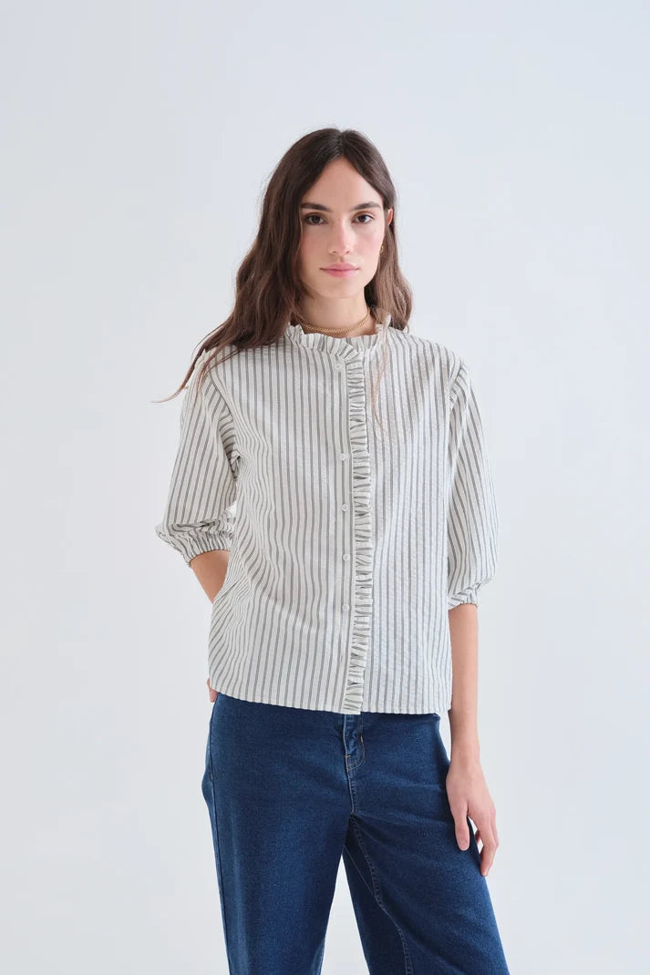 CAMICIA A RIGHE NERE CON DETTAGLIO VOLANT
