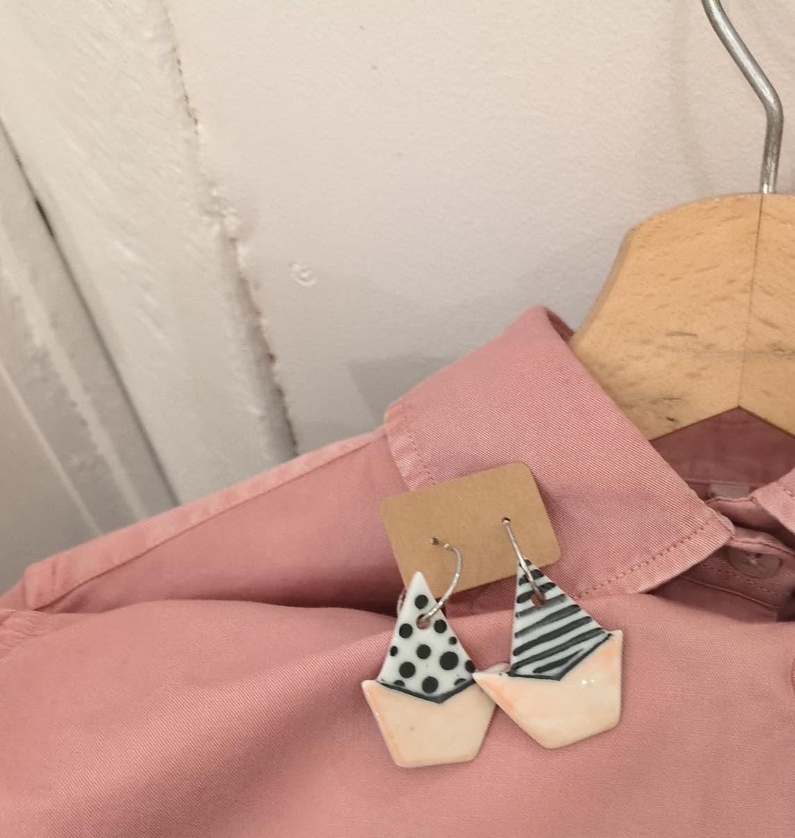 ORECCHINI IN CERAMICA ROSA, BIANCO E NERO