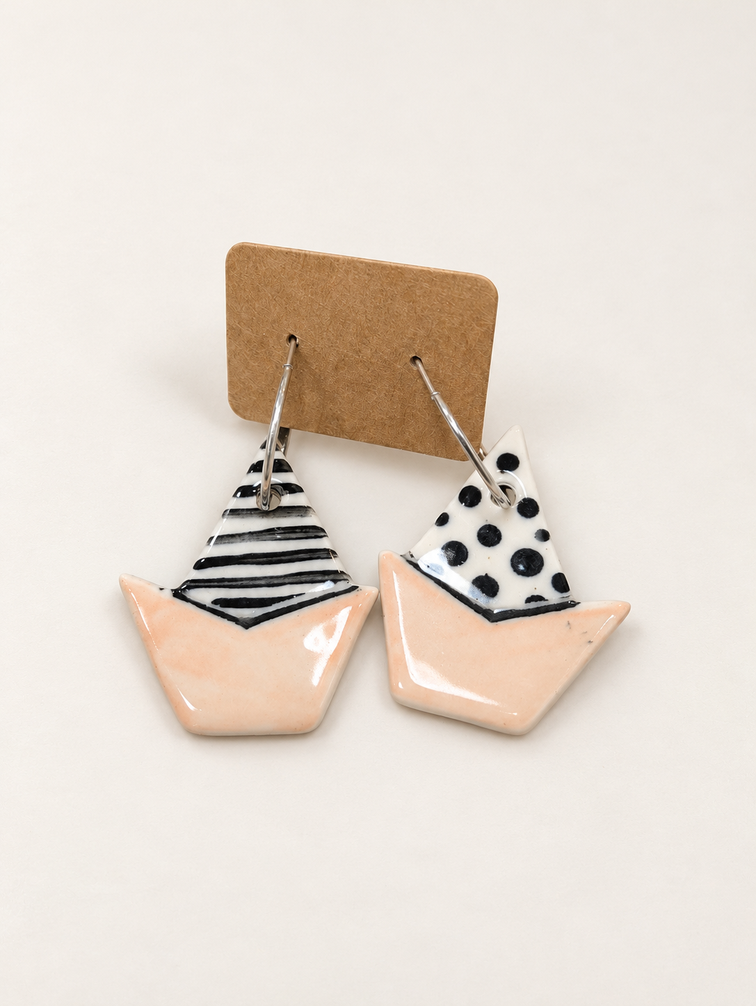 ORECCHINI IN CERAMICA ROSA, BIANCO E NERO