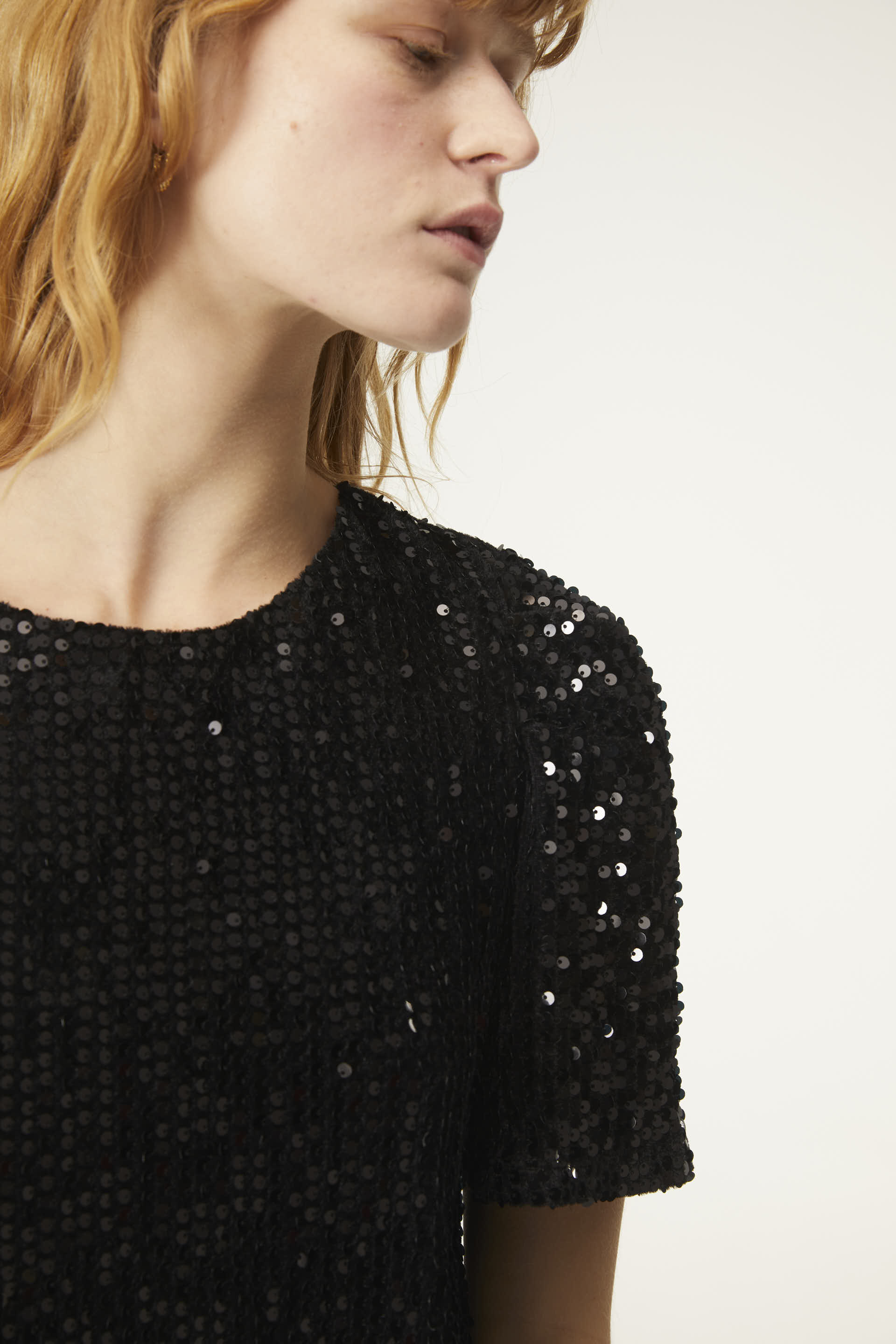 TOP A MANICHE CORTE CON PAILLETTES