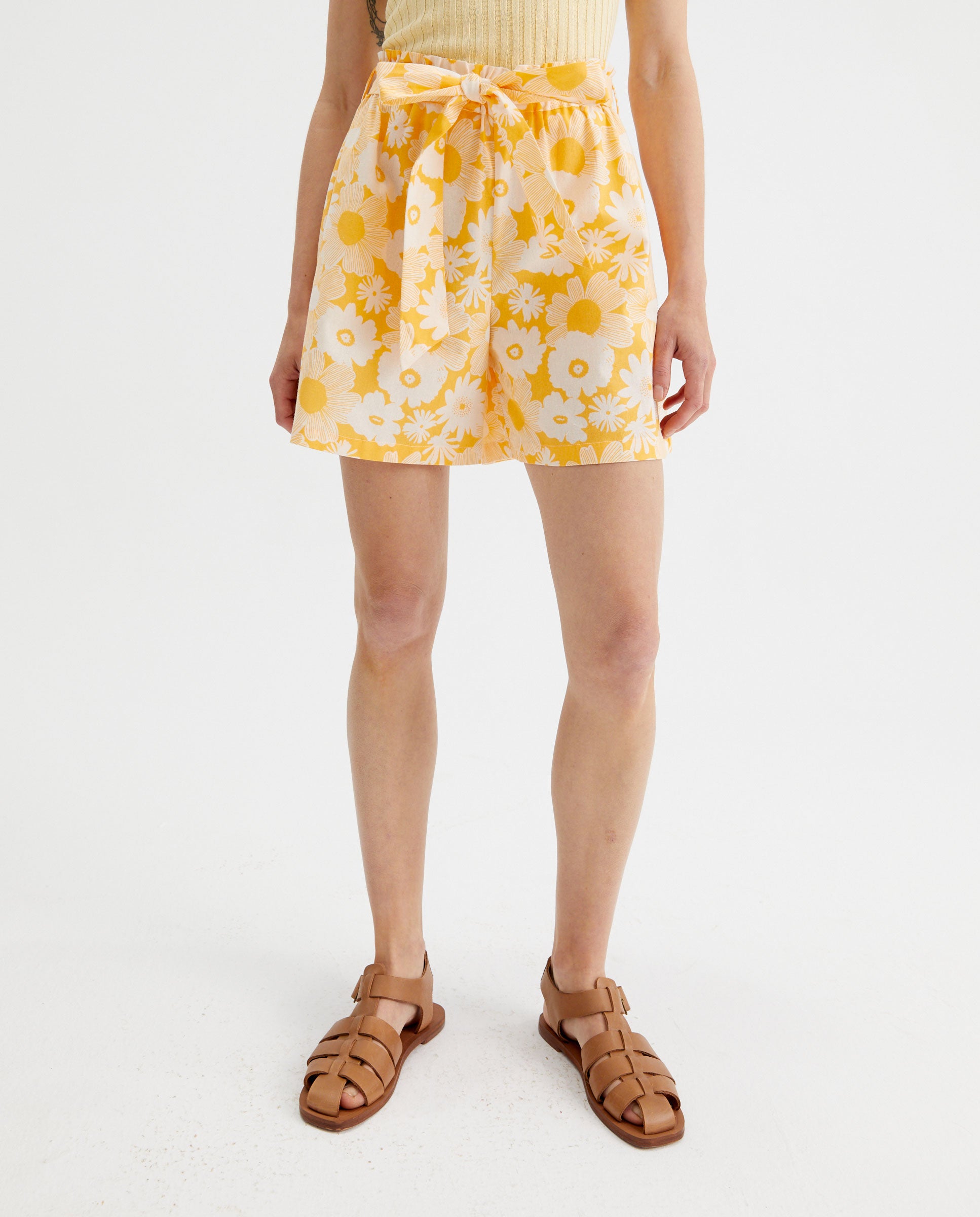 SHORTS GIALLI CON FIORI BIANCHI