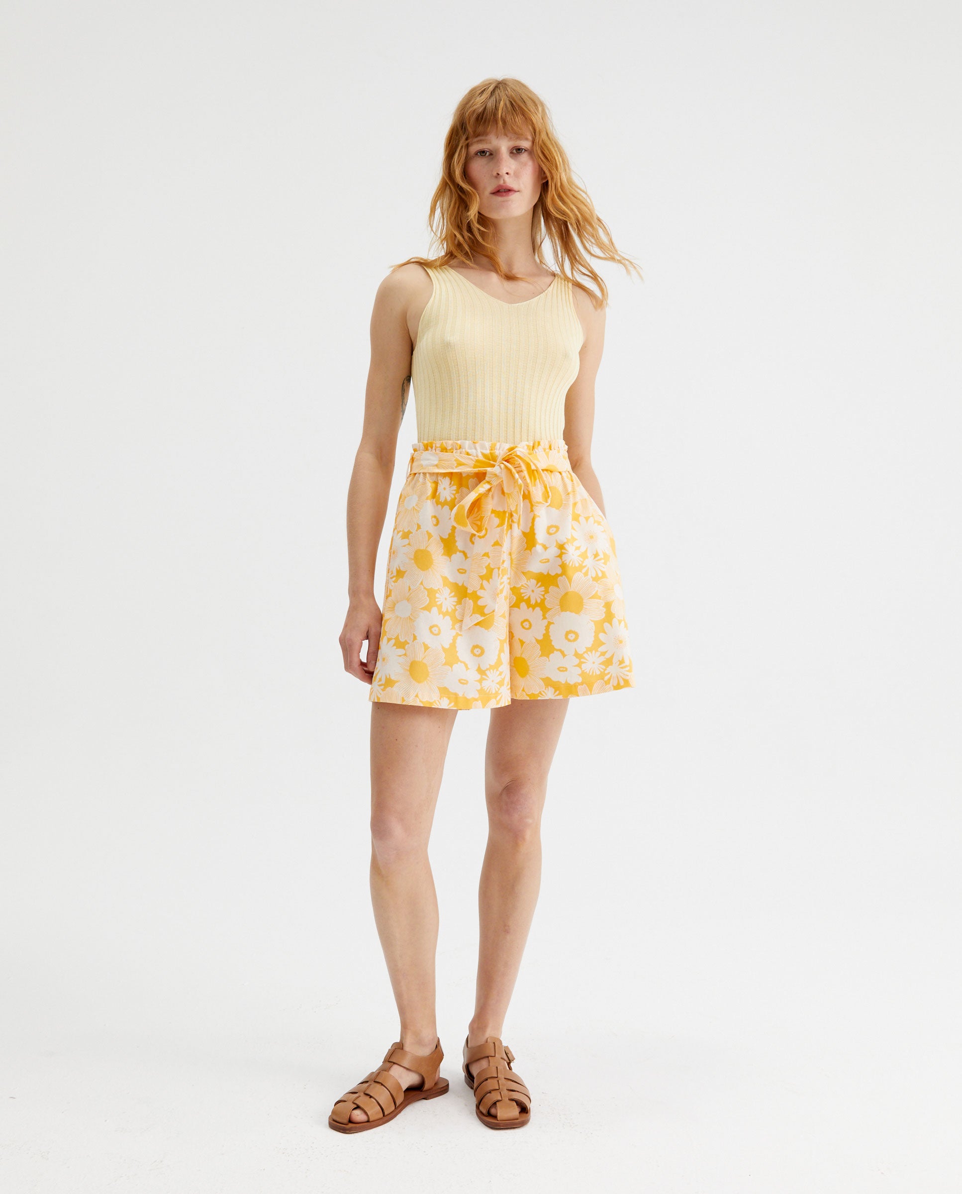 SHORTS GIALLI CON FIORI BIANCHI