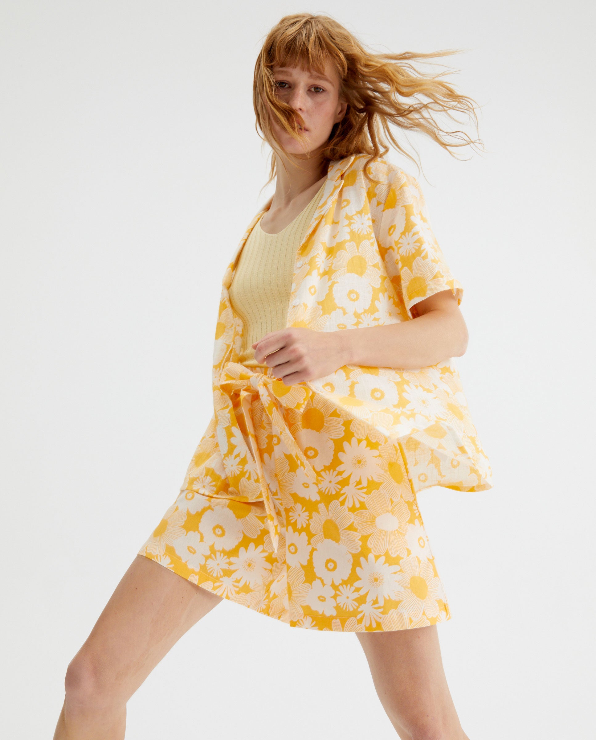 SHORTS GIALLI CON FIORI BIANCHI