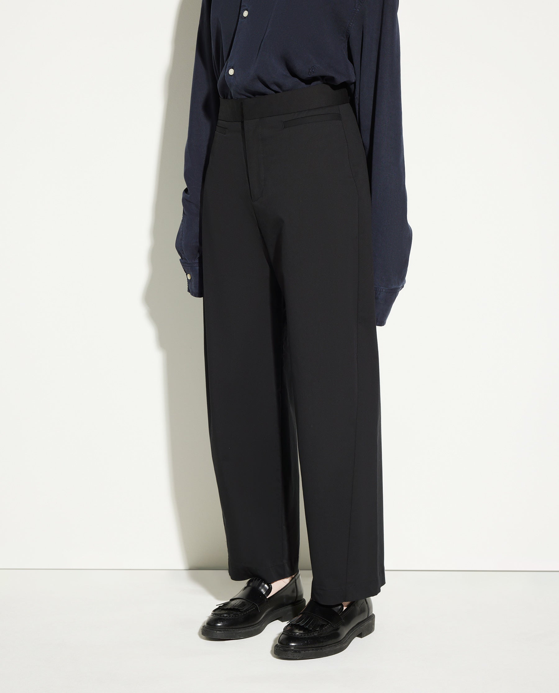 PANTALONI NERI CON TAGLIO OBLIQUO