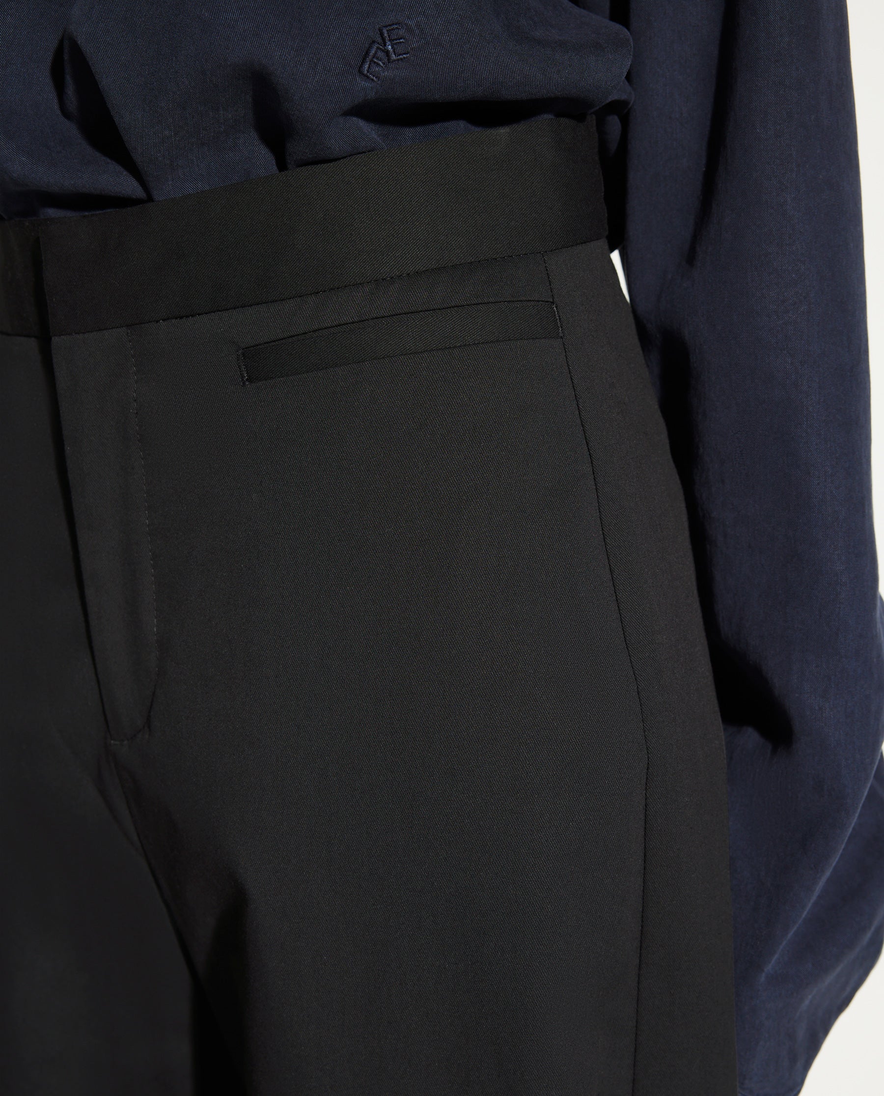 PANTALONI NERI CON TAGLIO OBLIQUO