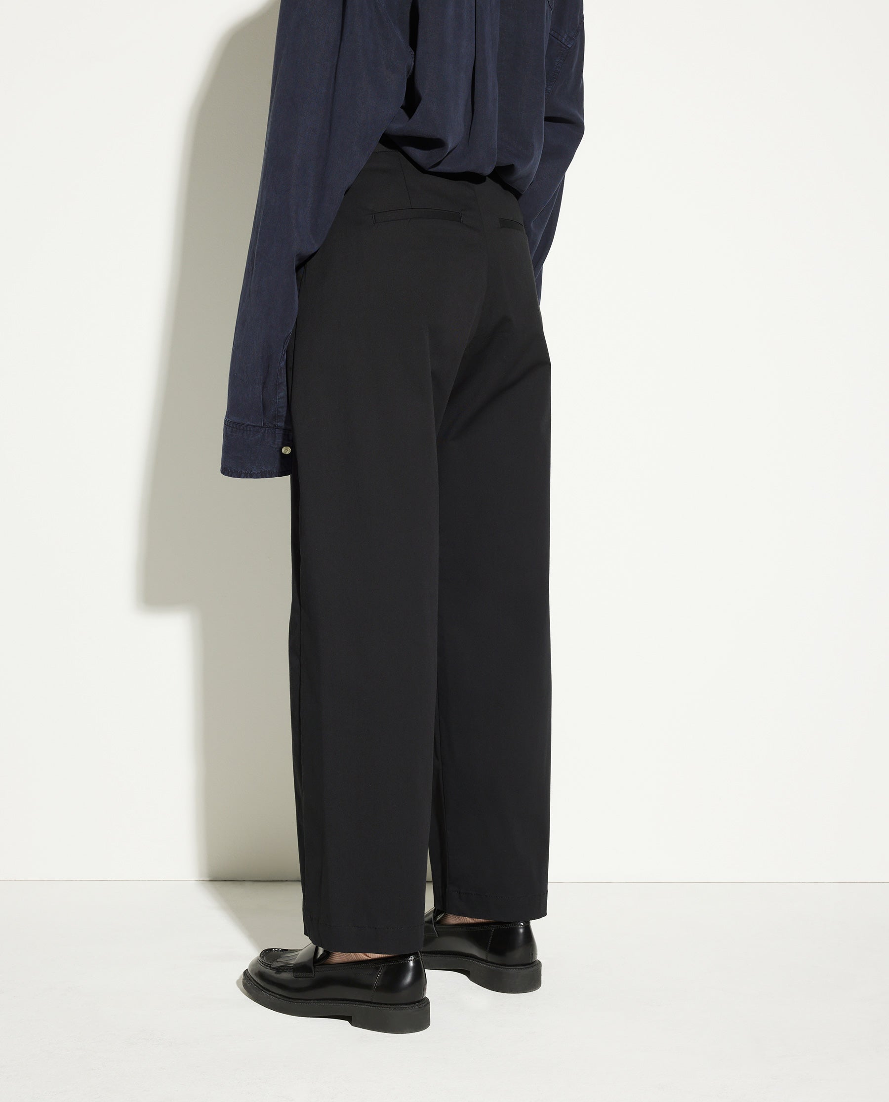 PANTALONI NERI CON TAGLIO OBLIQUO