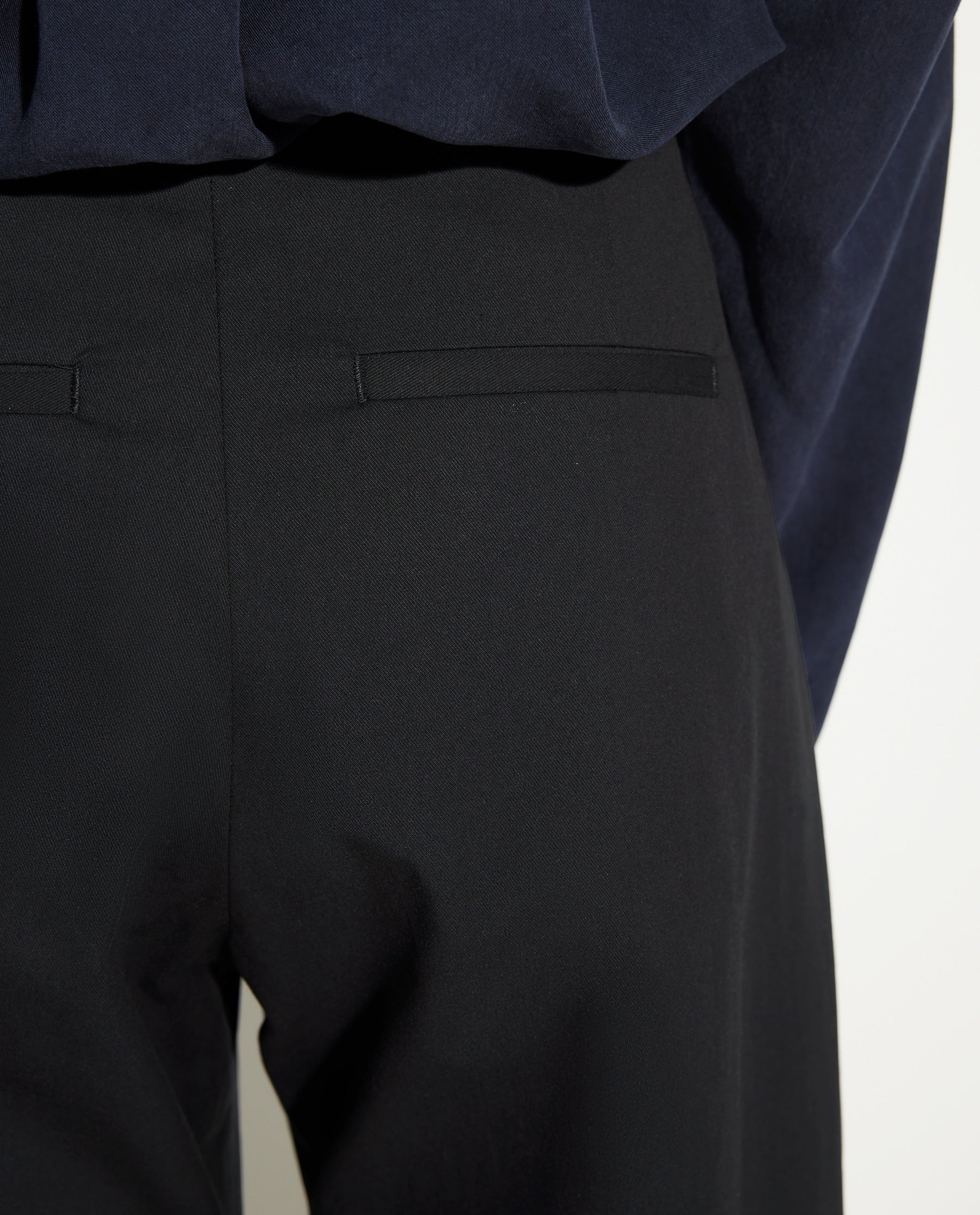 PANTALONI NERI CON TAGLIO OBLIQUO